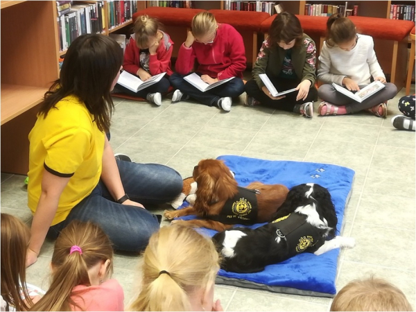 Martina + Benny + Auri: Biblio&amp;canis terapie